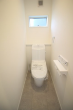 横須賀市舟倉、新築一戸建てのトイレ画像です