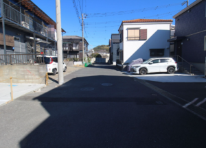 横須賀市舟倉、新築一戸建ての前面道路を含む現地写真画像です