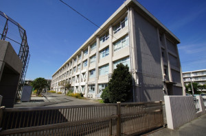 横須賀市大津町、マンションの中学校画像です