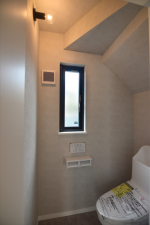 横須賀市佐原、新築一戸建てのトイレ画像です