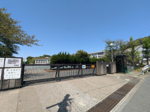 横須賀市津久井、マンションの小学校画像です
