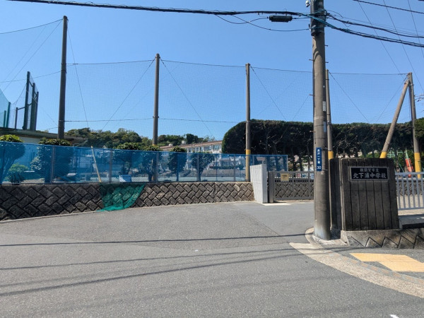 横須賀市津久井、マンションの中学校画像です