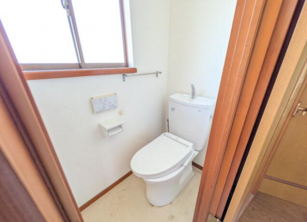 横須賀市汐入町、中古一戸建てのトイレ画像です