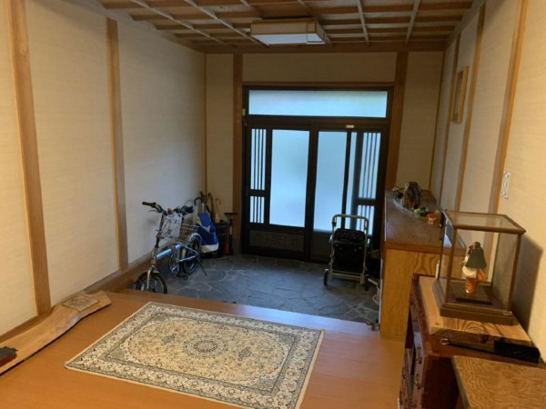 境港市明治町、中古一戸建ての玄関画像です