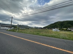 鳥取市河原町今在家、土地の前面道路を含む現地写真画像です