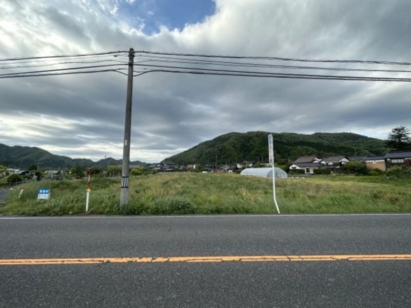 鳥取市河原町今在家、土地の前面道路を含む現地写真画像です