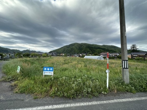 鳥取市河原町今在家、土地の前面道路を含む現地写真画像です