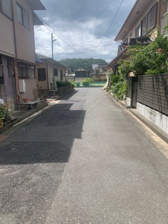 鳥取市桜谷、中古一戸建ての前面道路を含む現地写真画像です