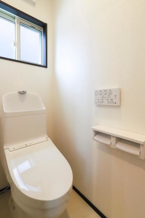 出雲市大津町、新築一戸建てのトイレ画像です