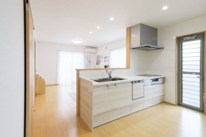 出雲市矢野町、新築一戸建てのキッチン画像です