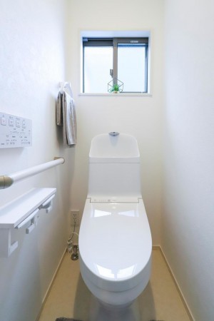 出雲市矢野町、新築一戸建てのトイレ画像です