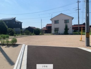 米子市河崎、土地の前面道路を含む現地写真画像です