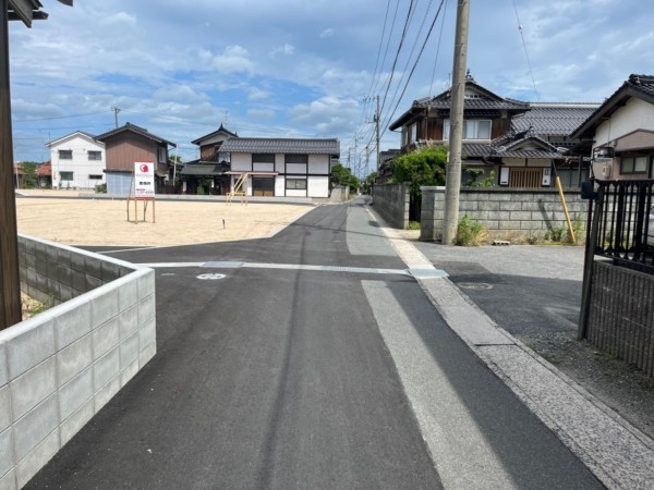 米子市河崎、土地の前面道路を含む現地写真画像です