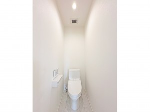 松江市比津町、新築一戸建てのトイレ画像です