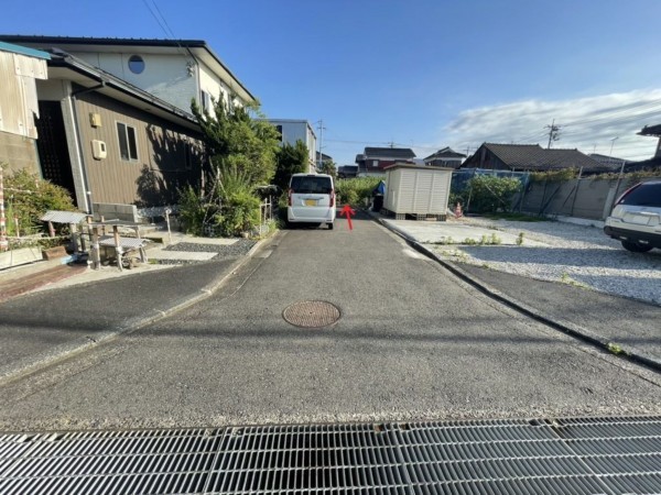 鳥取市古海、土地の前面道路を含む現地写真画像です