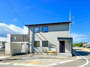 鳥取市南安長、新築一戸建ての前面道路を含む現地写真画像です