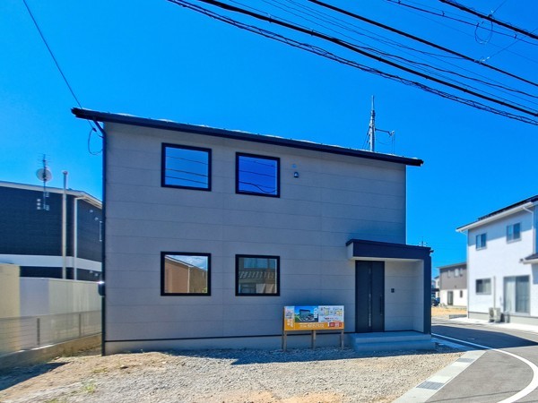 鳥取市南安長、新築一戸建ての前面道路を含む現地写真画像です