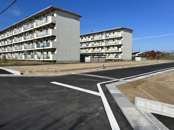 鳥取市徳吉、土地の前面道路を含む現地写真画像です