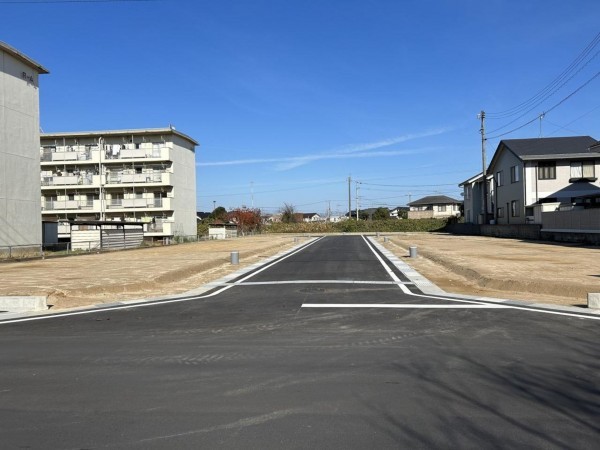 鳥取市徳吉、土地の前面道路を含む現地写真画像です