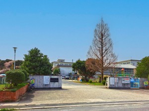 松江市竹矢町、土地の小学校画像です