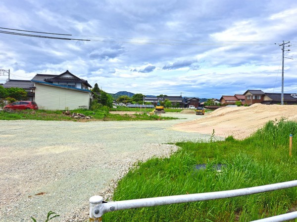 松江市竹矢町、土地の前面道路を含む現地写真画像です