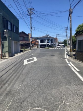 米子市角盤町、土地の前面道路を含む現地写真画像です