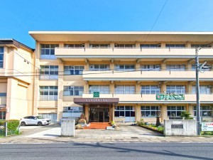 松江市雑賀町、土地の小学校画像です