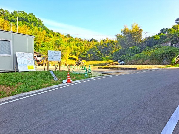 松江市雑賀町、土地の前面道路を含む現地写真画像です