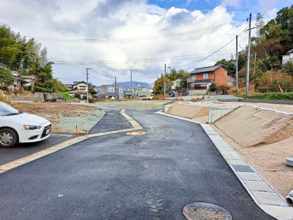 松江市雑賀町、土地の前面道路を含む現地写真画像です