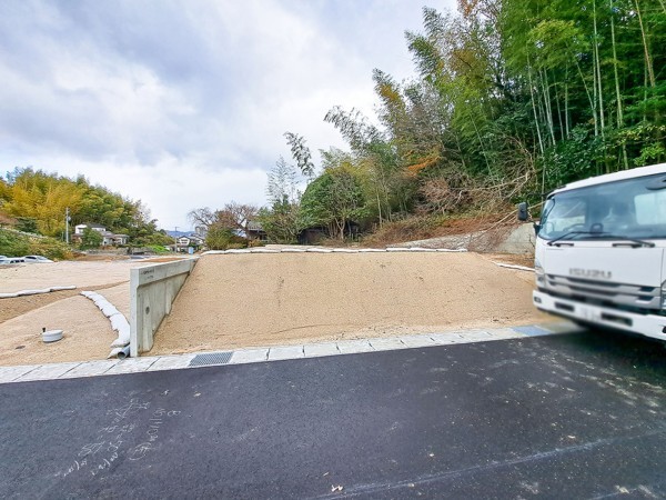 松江市雑賀町、土地の前面道路を含む現地写真画像です