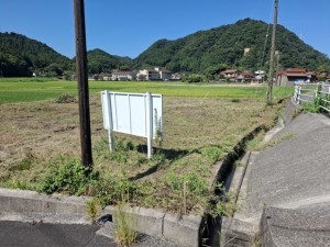 出雲市朝山町、土地の前面道路を含む現地写真画像です