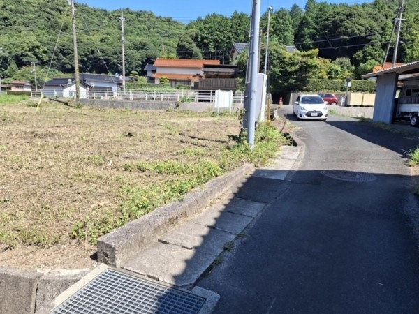 出雲市朝山町、土地の前面道路を含む現地写真画像です