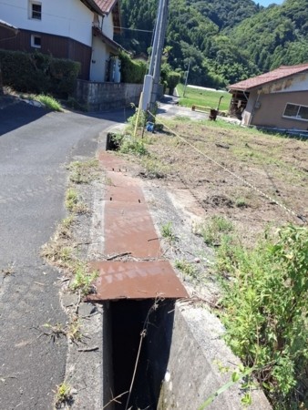 出雲市朝山町、土地の前面道路を含む現地写真画像です