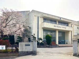 出雲市上塩冶町、土地の中学校画像です