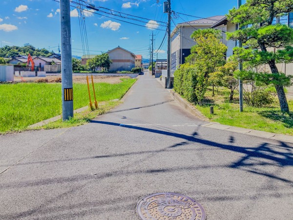 出雲市上塩冶町、土地の前面道路を含む現地写真画像です