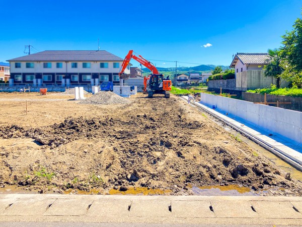 出雲市上塩冶町、土地の前面道路を含む現地写真画像です