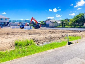 出雲市上塩冶町、土地の前面道路を含む現地写真画像です