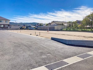 出雲市上塩冶町、土地の前面道路を含む現地写真画像です