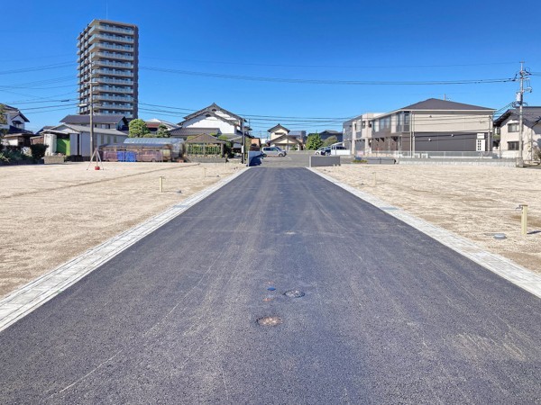 出雲市上塩冶町、土地の前面道路を含む現地写真画像です