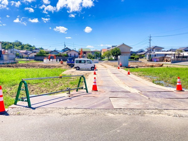 出雲市上塩冶町、土地の前面道路を含む現地写真画像です