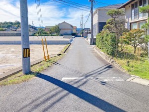 出雲市上塩冶町、土地の前面道路を含む現地写真画像です