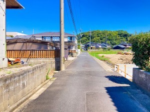 出雲市上塩冶町、土地の前面道路を含む現地写真画像です