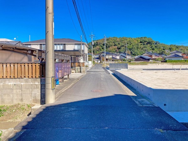 出雲市上塩冶町、土地の前面道路を含む現地写真画像です