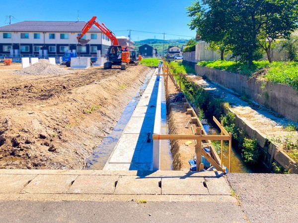 出雲市上塩冶町、土地の前面道路を含む現地写真画像です