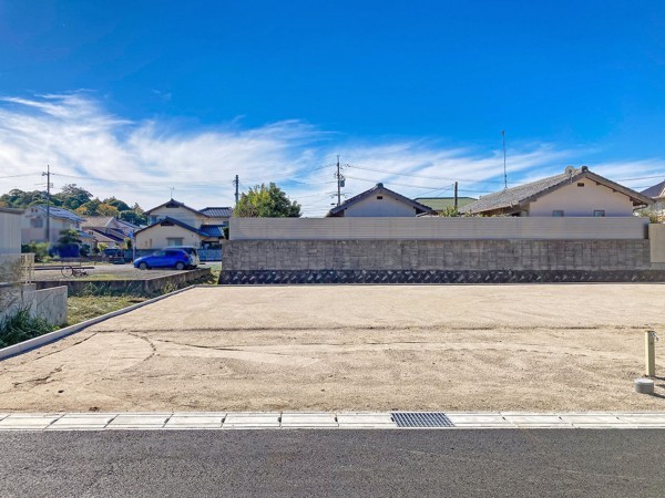 出雲市上塩冶町、土地の前面道路を含む現地写真画像です