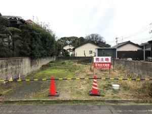 出雲市塩冶町、土地の前面道路を含む現地写真画像です