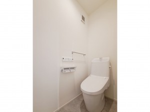 出雲市芦渡町、新築一戸建てのトイレ画像です