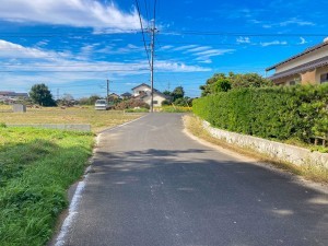 出雲市斐川町富村、土地の前面道路を含む現地写真画像です