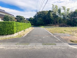 出雲市斐川町富村、土地の前面道路を含む現地写真画像です