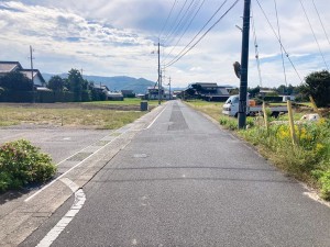 出雲市斐川町富村、土地の前面道路を含む現地写真画像です